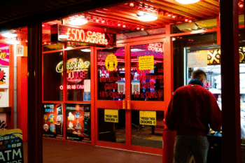 Designing the Perfect Casino Restaurant: Balancing Comfort and Glamour