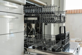 Top Features to Look for in a Restaurant Dishwashing Machine