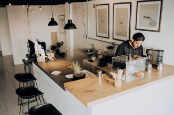 Why Cafés Are the Fastest-Growing Pivot for Ex-Corporate Professionals