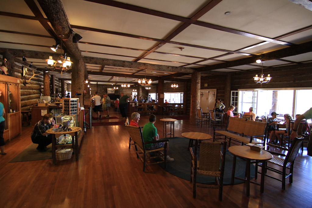 Roosevelt Lodge, lobby