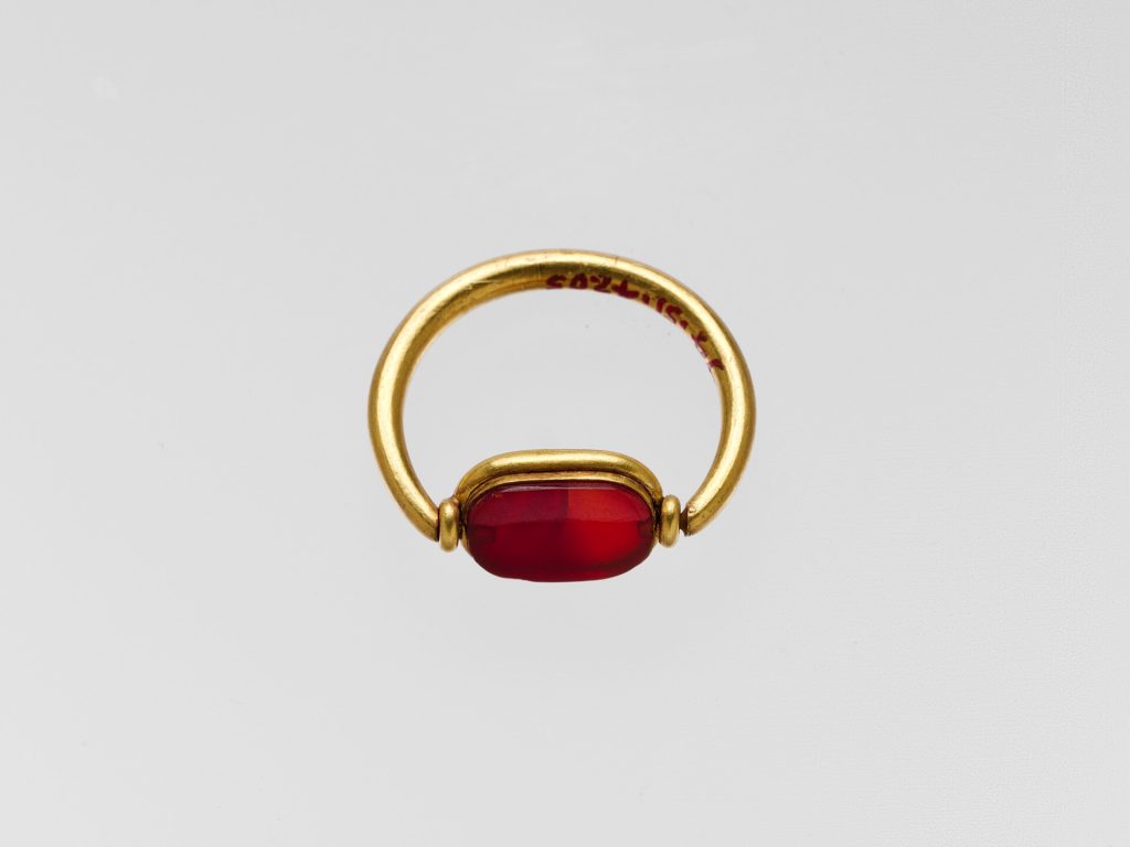 Gold ring with carnelian ring stone MET DP135918