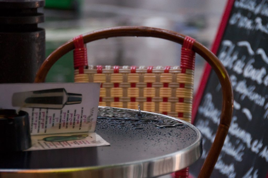 Table de terrasse parisienne