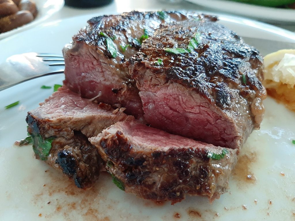 Steak saignant, restaurant Tunisie