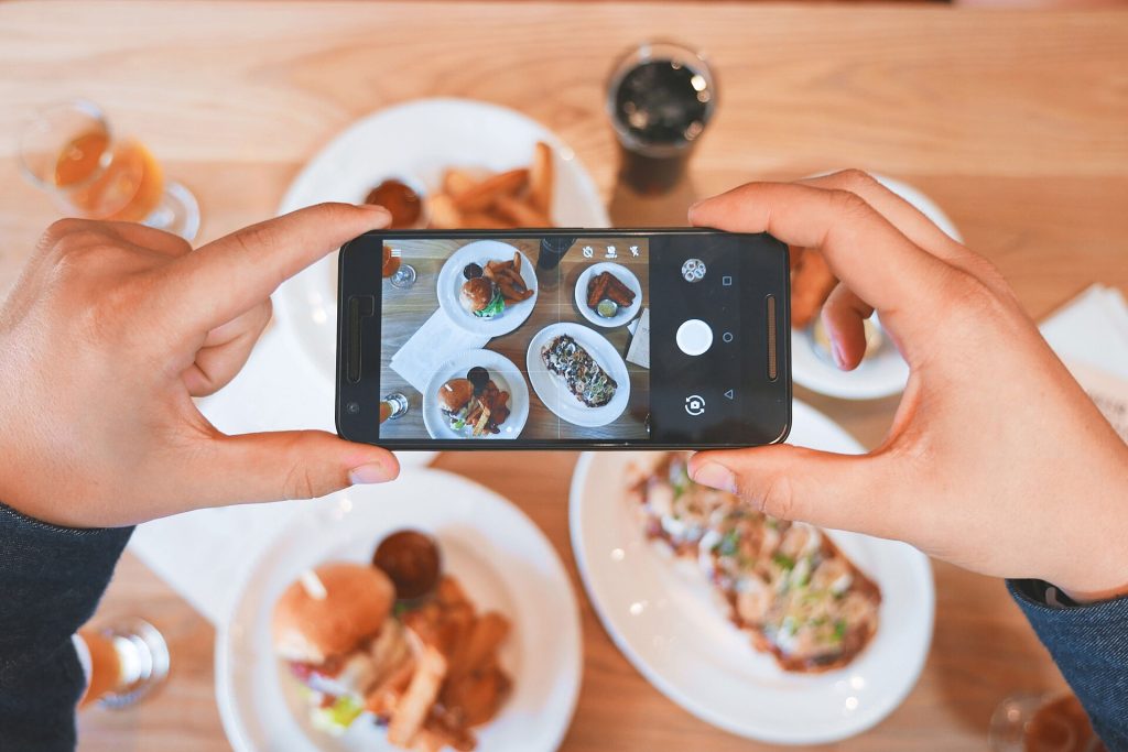 Person snapping food (Unsplash)